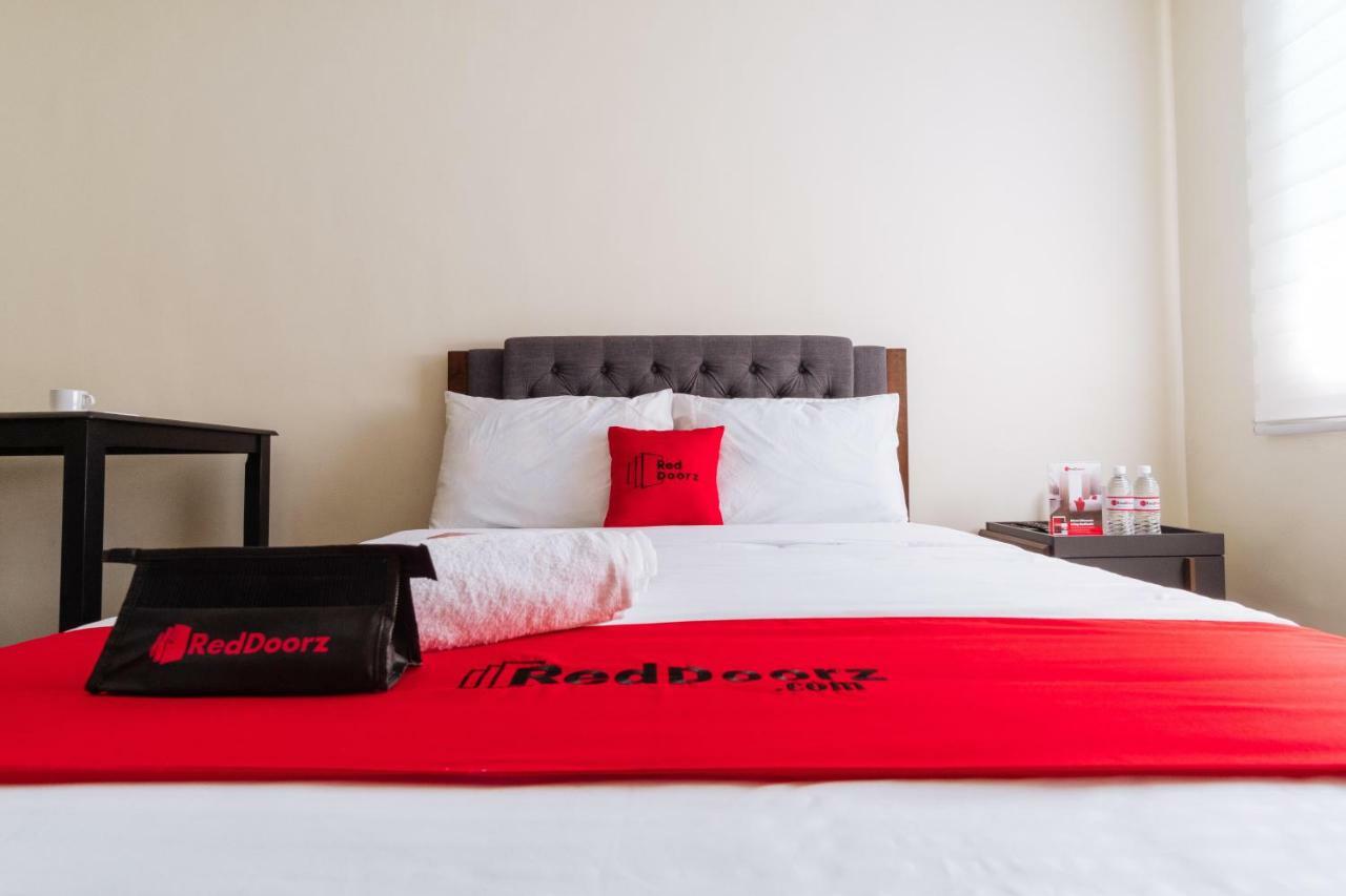 Reddoorz Premium @ Vista Heights Legarda Hotel Manila Bagian luar foto